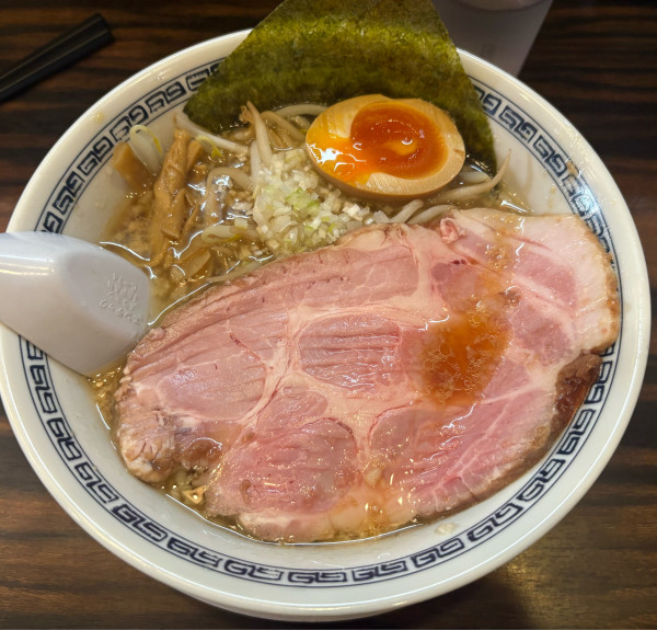 「背脂醤油ラーメン(太麺)」@稲荷屋の写真