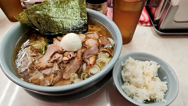 「上中華そば 大盛りと🍚」@川口トラちゃんラーメンの写真