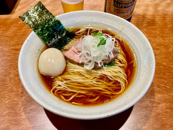 「サッポロ赤星＋本日のおつまみ→ 味玉醤油らぁ麺」@麺屋 さくら井の写真
