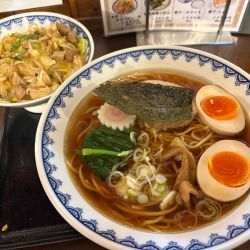 味玉中華そば770円、ネギチャーシュー丼319円