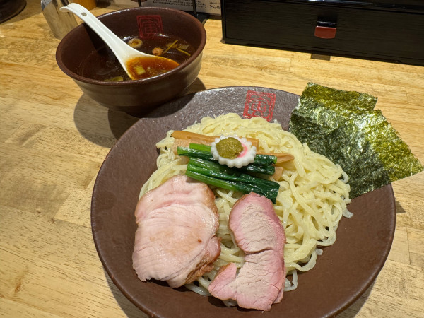 「手打つけ麺 大盛　1130円」@とら食堂 福岡分店の写真