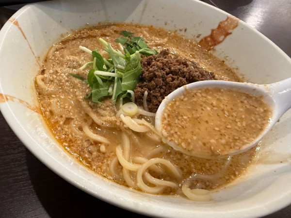 「白担々麺700円ミニ生姜焼き丼250円」@なな屋の写真