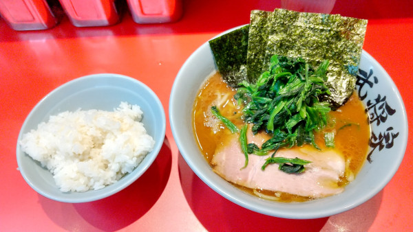 「ラーメン並+ほうれん草」@家系らーめん 武将家 浅草店の写真
