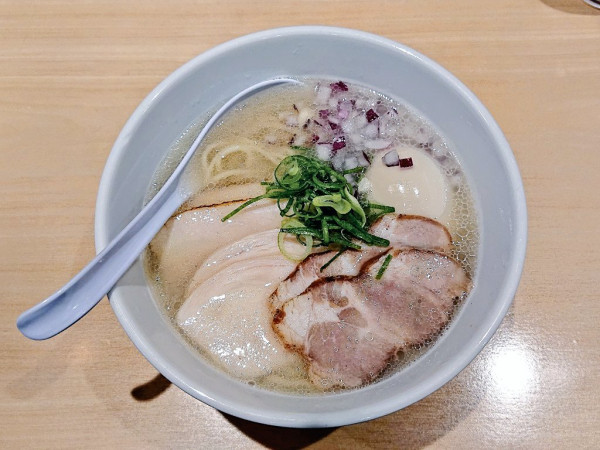 「貝麺 塩 特製」@蛤麺しちりの写真