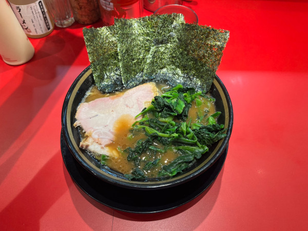 「ラーメン+ほうれん草」@王道家味の継承店 カズ家の写真