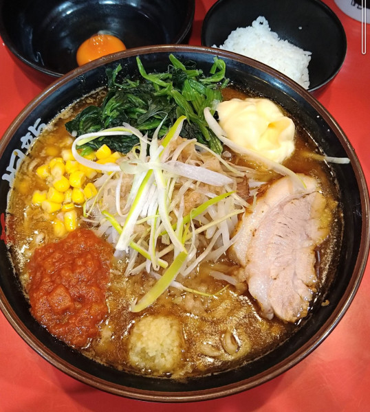 「最強の味噌らーめん小+ほうれん草､マヨ､生卵､半ライス」@麺屋 桐龍 久喜店の写真