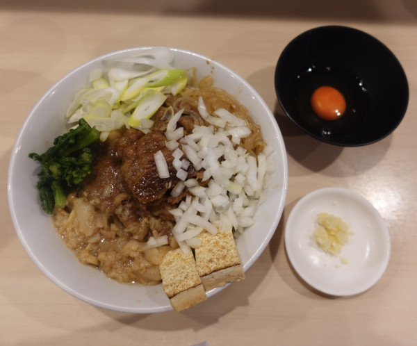 「【限定】すき焼きまぜそば（1,300円）+追い飯（50円）」@鷹の目 蒲田店の写真