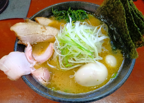 「天王らーめん トロトロバラ肉」@横浜家系らーめん 天王家 寒川総本店の写真