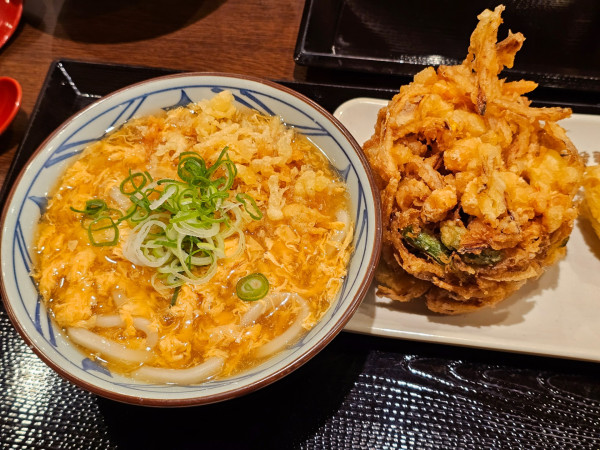 「玉子あんかけうどん並550円＋コーンとチーズのかき揚げ」@丸亀製麺 弘前店の写真