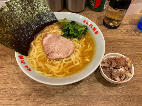 「ラーメン900円（麺固め）+チャーシュー細切れ（現金100円）」@ラーメン 六角家の写真