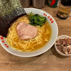 ラーメン900円（麺固め）+チャーシュー細切れ（現金100円）