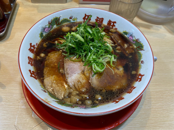 「背脂醤油ラーメン（黒）790円」@伍福軒 川崎店の写真