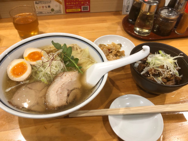 「くろおびラーメン塩Cセット（2,000円）」@利尻昆布ラーメン くろおび 六本木店の写真