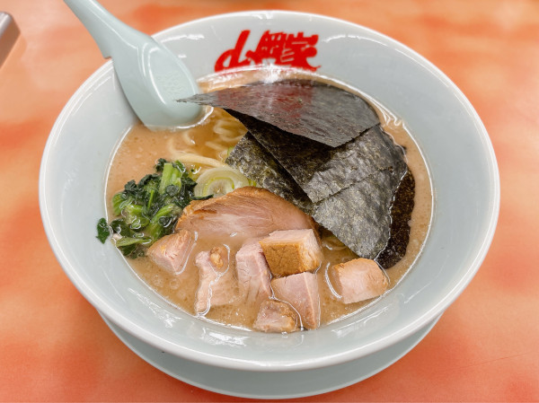 「醤油ラーメン+コロチャーシュー6個」@ラーメン山岡家 桑名店の写真