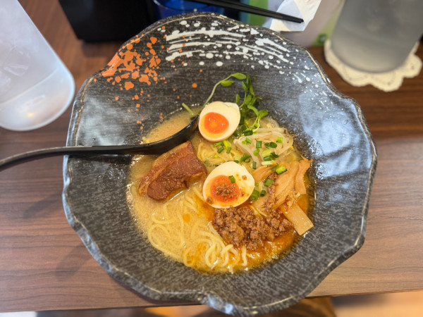 「味玉牛骨白湯ラーメン980円＋サービスチャーシュー」@磯川ラーメンの写真