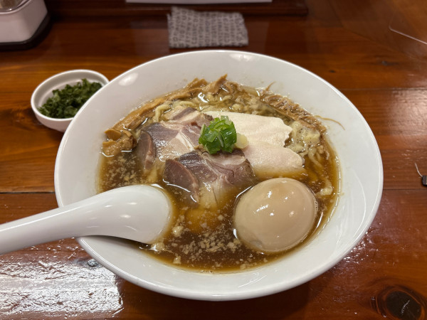 「特製醤油らぁ麺(太麺)」@無化調煮干しらぁ麺 誠実の写真