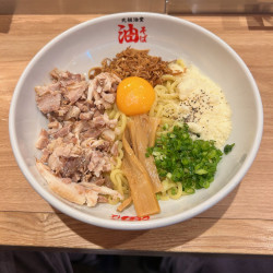 油そば+C: 肉増し・パルメザンチーズ・フライドオニオン・卵黄(1230円)