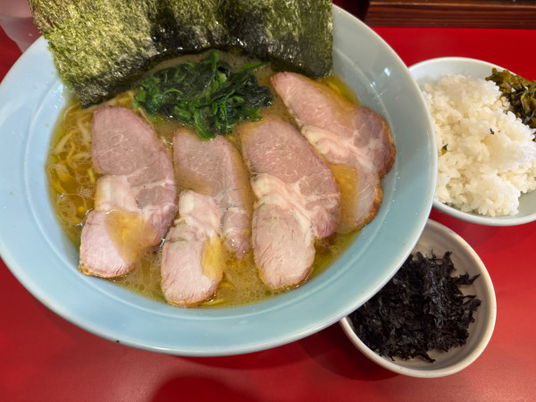 「らーめん中盛燻製チャーシュー2枚増し黒ばらのりライス並」@横浜家系らーめん たま家の写真