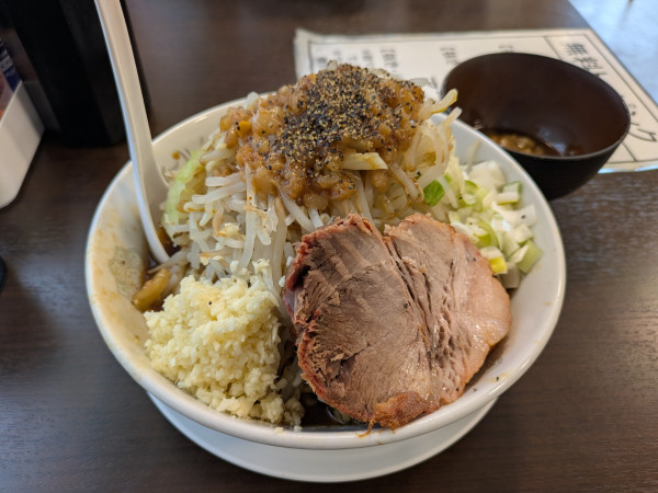 「汁なし(豚1枚)全まし 900円」@ラーメンたかしの写真