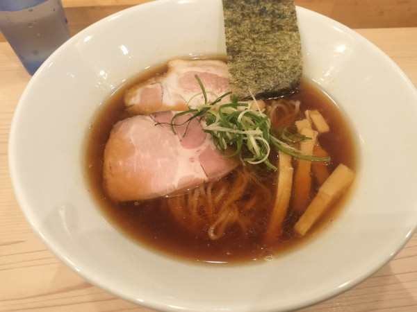 「醤油ラーメン 950円」@ラーメンLab ろじっくの写真
