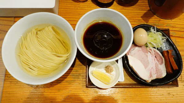 「つけ麺 200g(醤油・コーチン油)+味玉+藻塩&レモン+ビール」@麺屋鈴春の写真