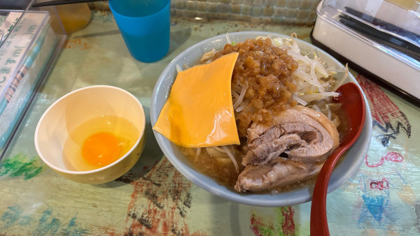 「中ラーメン+生卵+チーズ」@ラーメン豚好 野上町店の写真