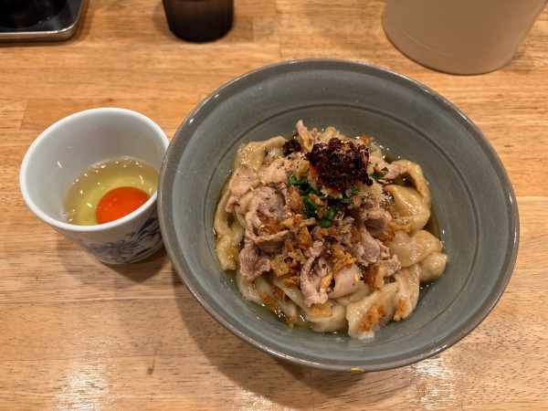 「手打ちスタミナ　生卵付き」@だしと麺 遊泳の写真