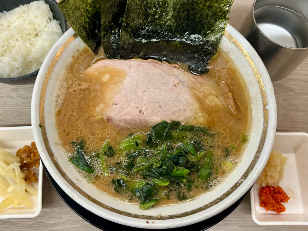 「ラーメン+半ライス」@王道家直伝 との丸家 越谷店の写真