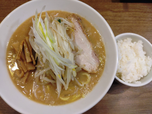 「ラーメン、半ライス」@味噌麺処 田坂屋の写真