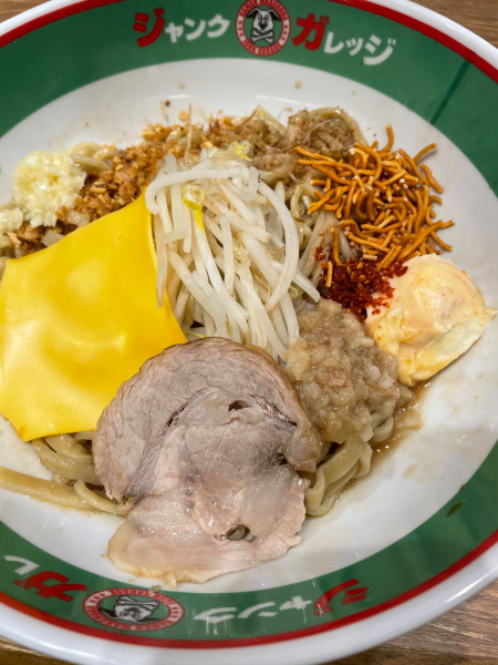 「まぜそば税込840」@ジャンクガレッジ JRさいたま新都心ビルの写真