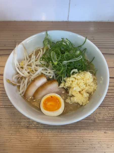 「阿倍野っ子+九条ネギ盛り+味玉ハーフ（1380円）」@五弦屋の写真