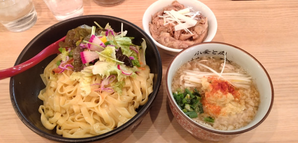 「背脂生姜醤油+ミニテール丼」@小麦と肉 桃の木の写真