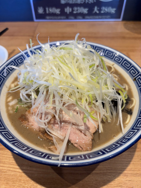 「濃厚大盛　白髪ネギ増し」@豚骨醤油 三輪の写真