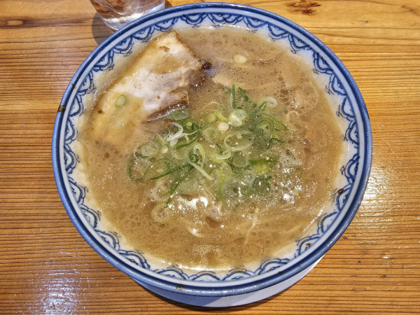 「ラーメン（並）　580円」@元祖赤のれん 節ちゃんラーメン 天神本店の写真