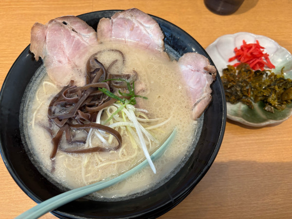 「白ラーメン肉増し（880円）＋替玉（100円）」@文龍亭の写真