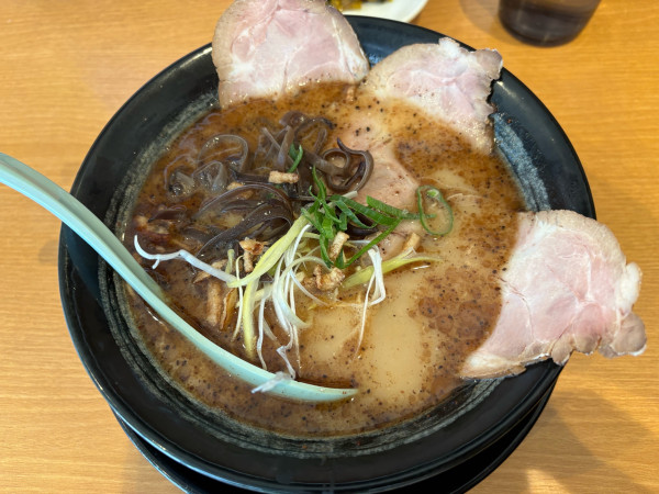 「黒ラーメン（肉増し）」@文龍亭の写真