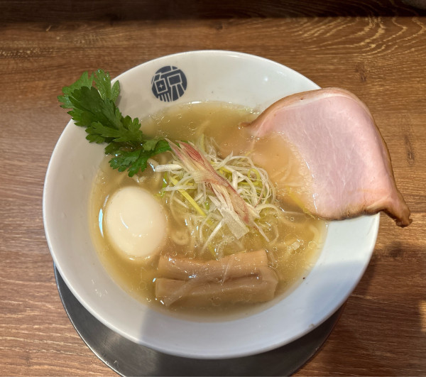 「R30らーめん➕味玉子」@一匹の鯨の写真