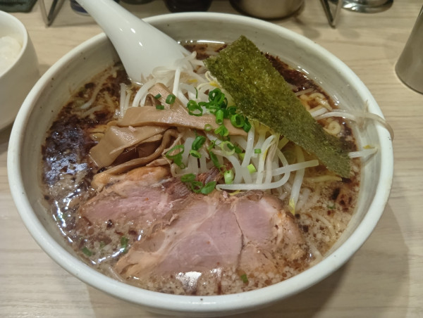 「醤油らーめん中盛 半ライス」@らーめん はな火屋の写真