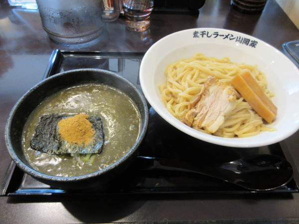 「極濃煮干し豚骨つけ麺（９３０円）＋唐揚げ２７０円」@煮干しラーメン山岡家 荒川沖店の写真