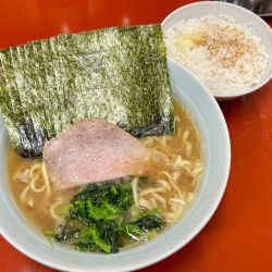 ラーメン（やわらかめ・多め）＋のり+サービスライス×２