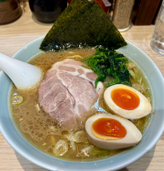 「ラーメン＋味玉＋サービス半ライス」@らーめん 佐とうの写真