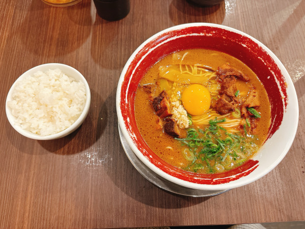 「特製にんにくラーメン＋ライス＋替え玉」@徳島ラーメン 麺王 高松駅前店の写真