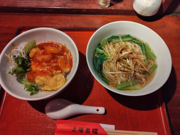 「選べるハーフ＆ハーフ（エビチリ卵丼と葱ラーメン）1100円」@上海茶楼 湖山店の写真