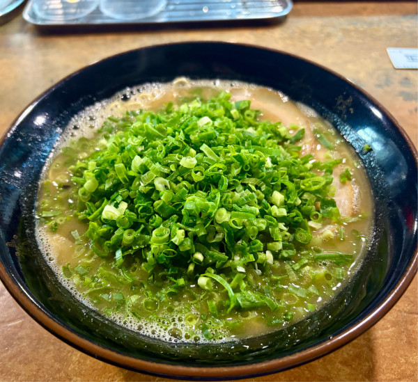 「ラーメン＋青ネギ＋替玉」@博多とんこつラーメン わ蔵 中目黒店の写真