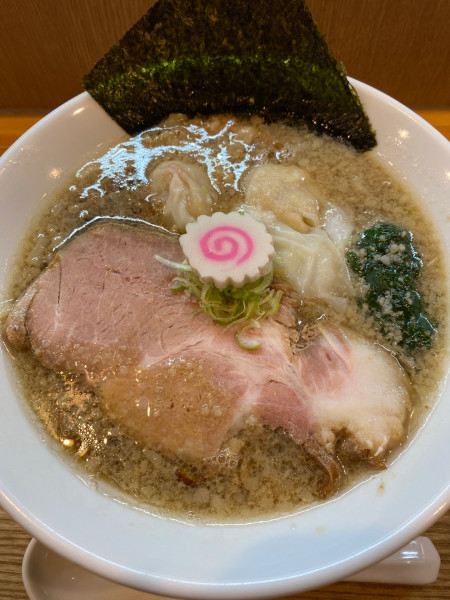 「【限定】背脂生姜正油らーめん(エビわんたん2個入り1300円」@らーめん 心麦の写真