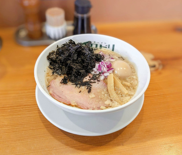 「背脂煮干し中華そば【期間限定】」@ラーメン イロドリの写真