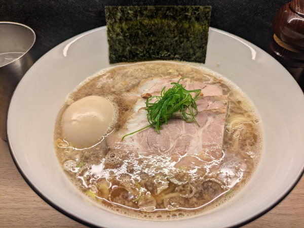「味玉醤油ラーメン(1400円)」@ラーメン GINZA  TON BOXの写真