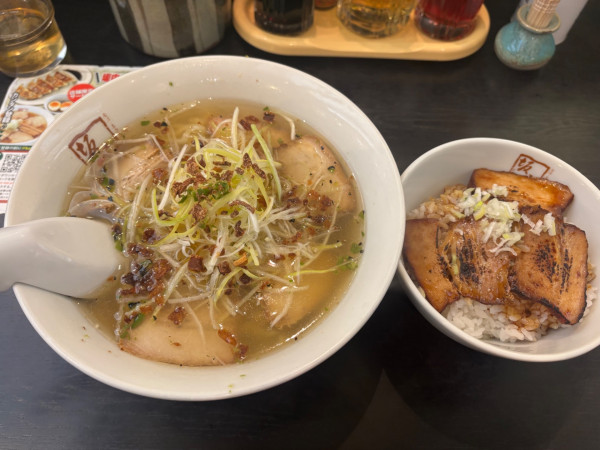 「青唐ねぎ塩ラーメン　炙り焼豚ご飯セット」@会津・喜多方ラーメン 坂内 恵比寿店の写真