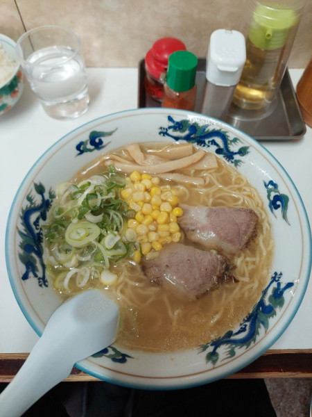 「塩ラーメンコーン入り＋ライス」@元祖北海道旭川ラーメン ぺーぱんの写真