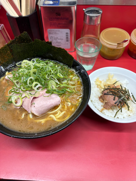「中盛チャーシュー麺青ネギまぶしご飯」@ラーメン杉田家の写真